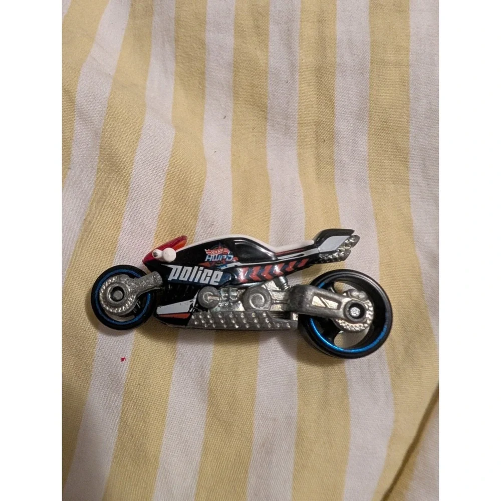 Hot Wheels 2015 Canyon Carver #48 Police Motorcycle HW City White Black Red 1:64
